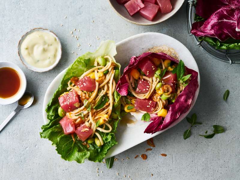 Thunfisch Poke mit Udonnudeln im Salatblatt