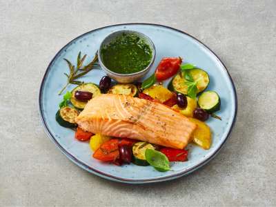 Lachs aus dem Airfryer mit mediterranem Gemüse und Pesto