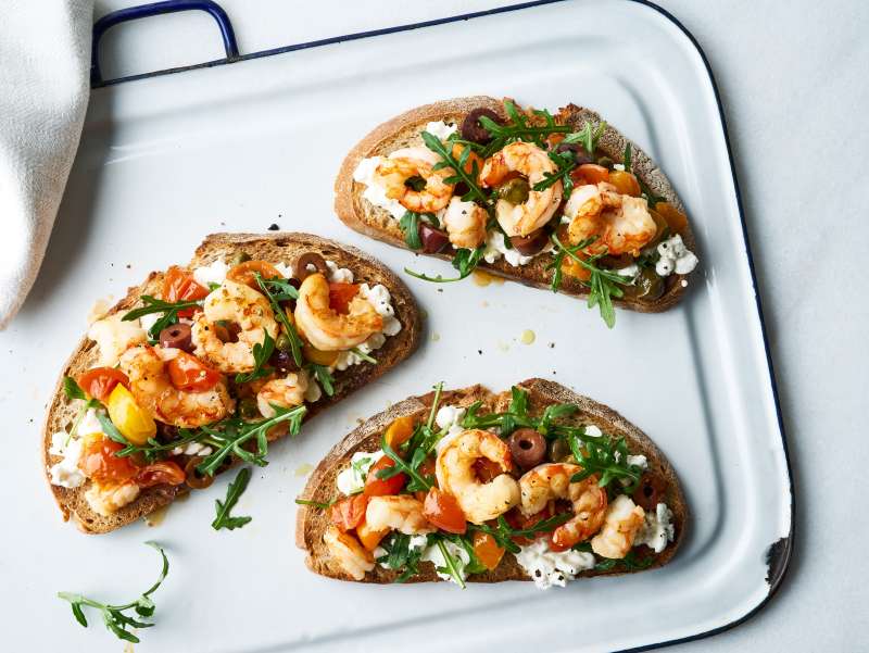 Garnelen-Crostini mit Hüttenkäse und Mittelmeergemüse Garnelen-Crostini mit Hüttenkäse und Mittelmeergemüse