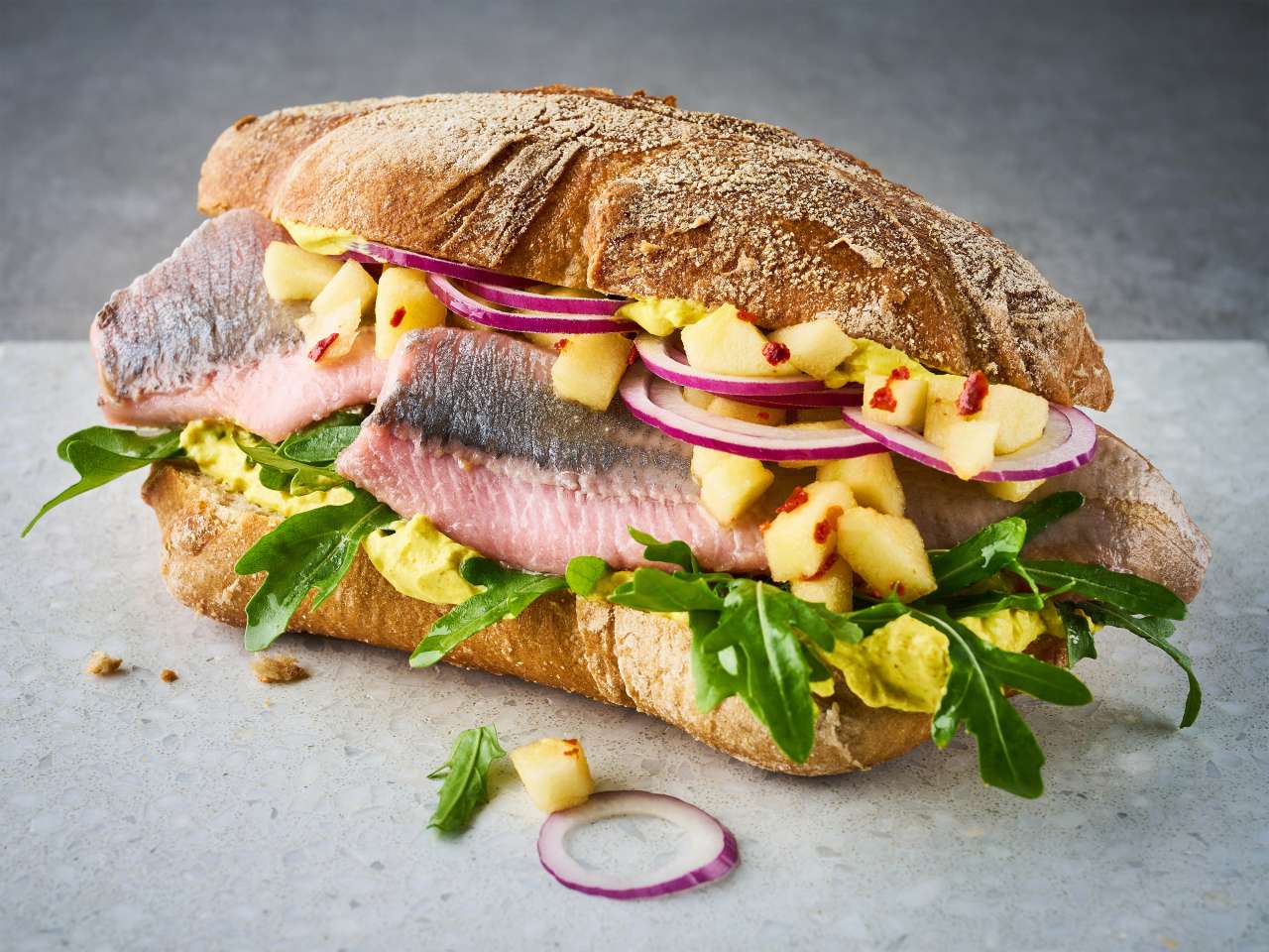 Matjesbrötchen mit Currycreme und Apfel 
