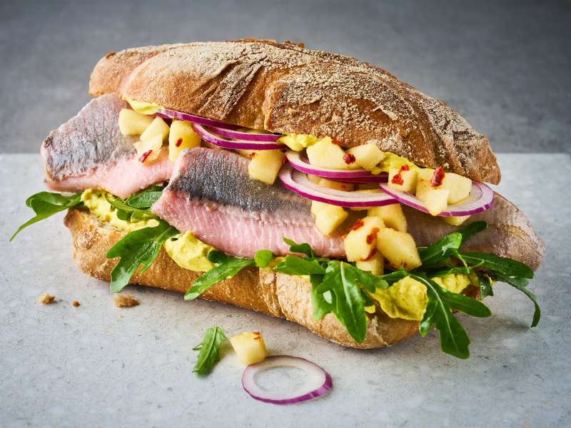 Matjesbrötchen mit Currycreme und Apfel 