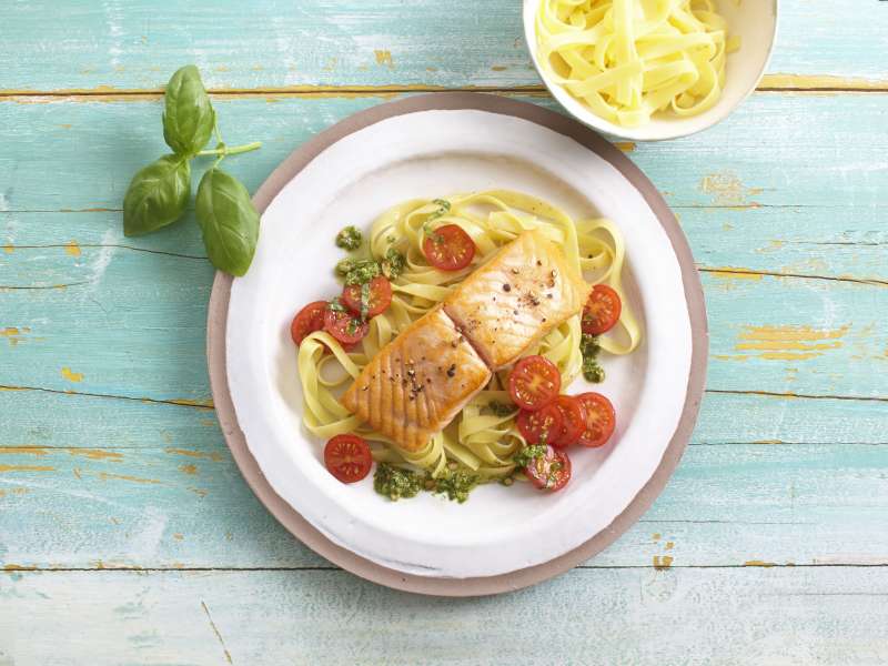 Wildlachsfilets mit Nudeln & Pesto