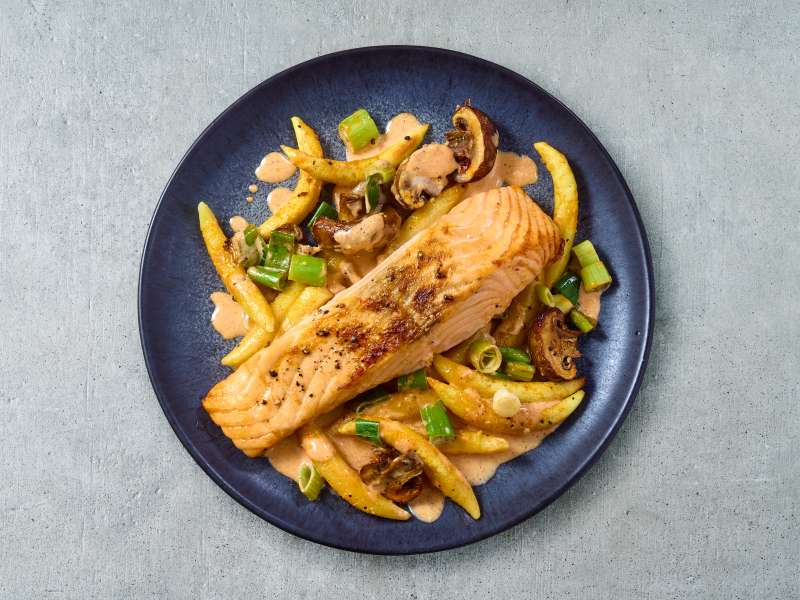 Sahnelachs mit Champignons und Schupfnudeln 