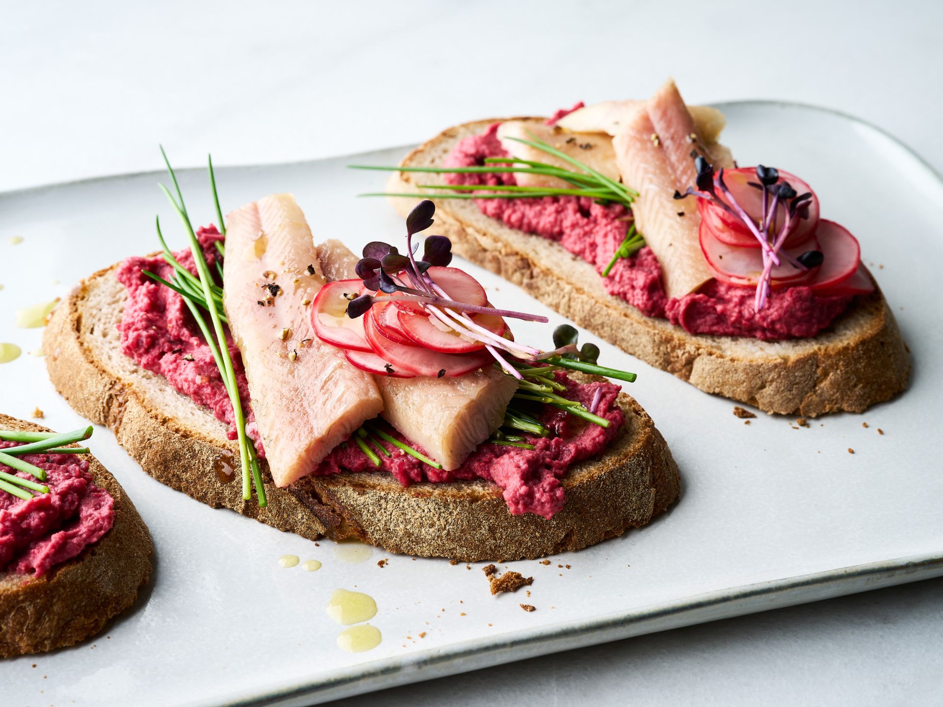 Räucheraalschnitte mit Rote Bete-Hummus