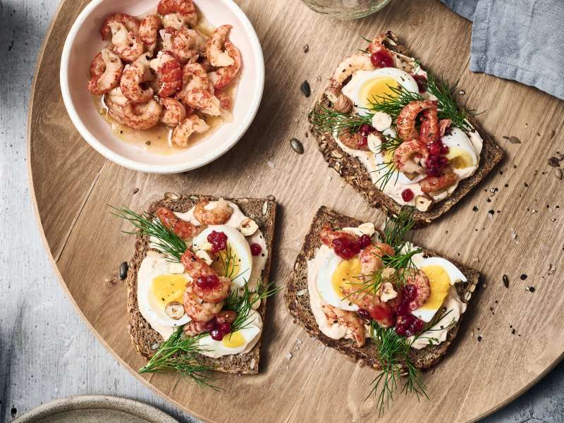 Marinierte Flusskrebsschwänze auf saftigem Vollkornbrot Marinierte Flusskrebsschwänze auf saftigem Vollkornbrot