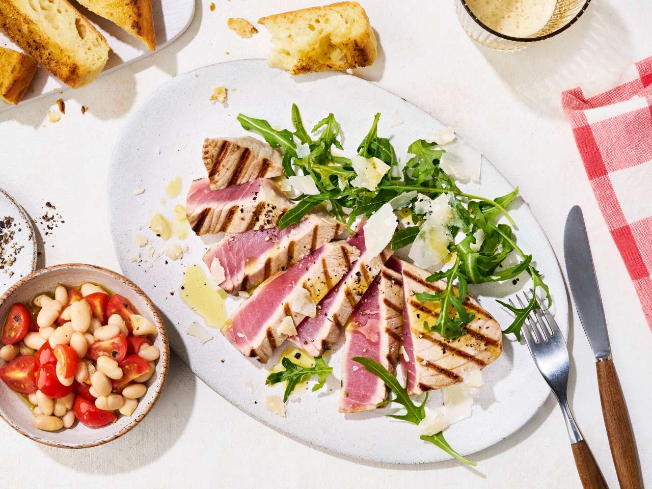 Gegrilltes Thunfischsteak mit Bohnensalat