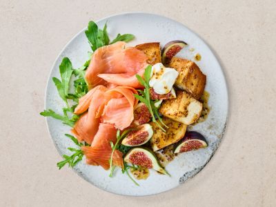 Räucherlachs an Butter-Briochewürfeln