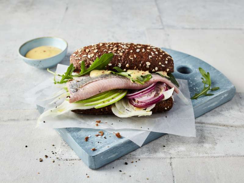 Matjesbrötchen mit Fenchel und grünem Apfel