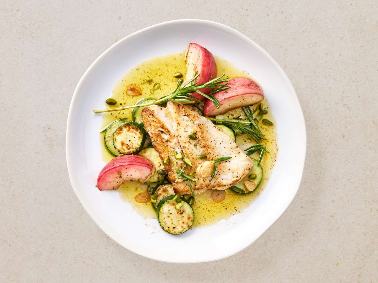 Rezept: Rotbarschfilet an Pfirsichspalten mit Rosmarin Rezept: Rotbarschfilet an Pfirsichspalten mit Rosmarin