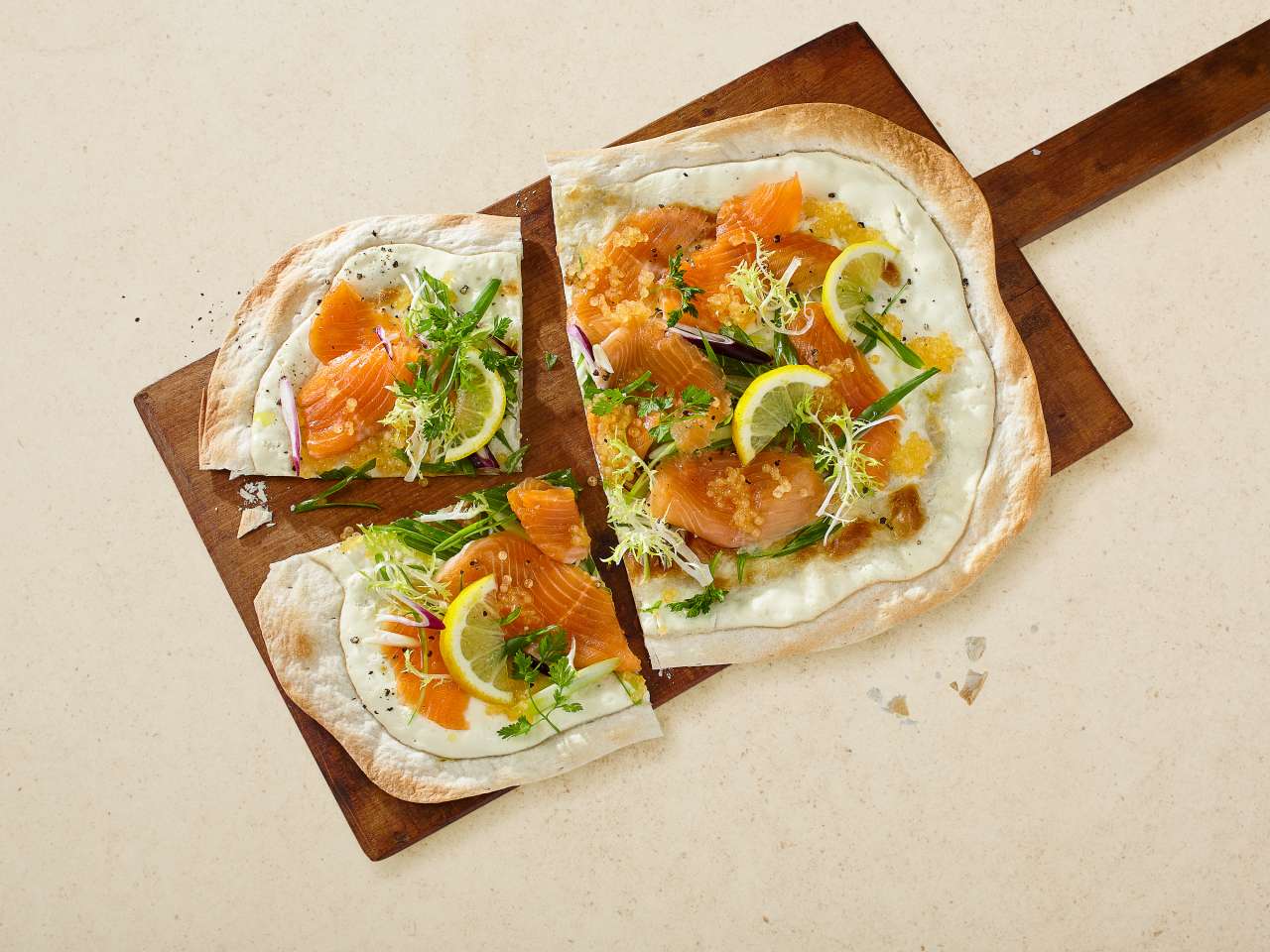 Rezept: Flammkuchen mit geräuchertem Saibling Rezept: Flammkuchen mit geräuchertem Saibling
