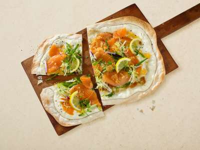 Flammkuchen mit geräuchertem Saibling