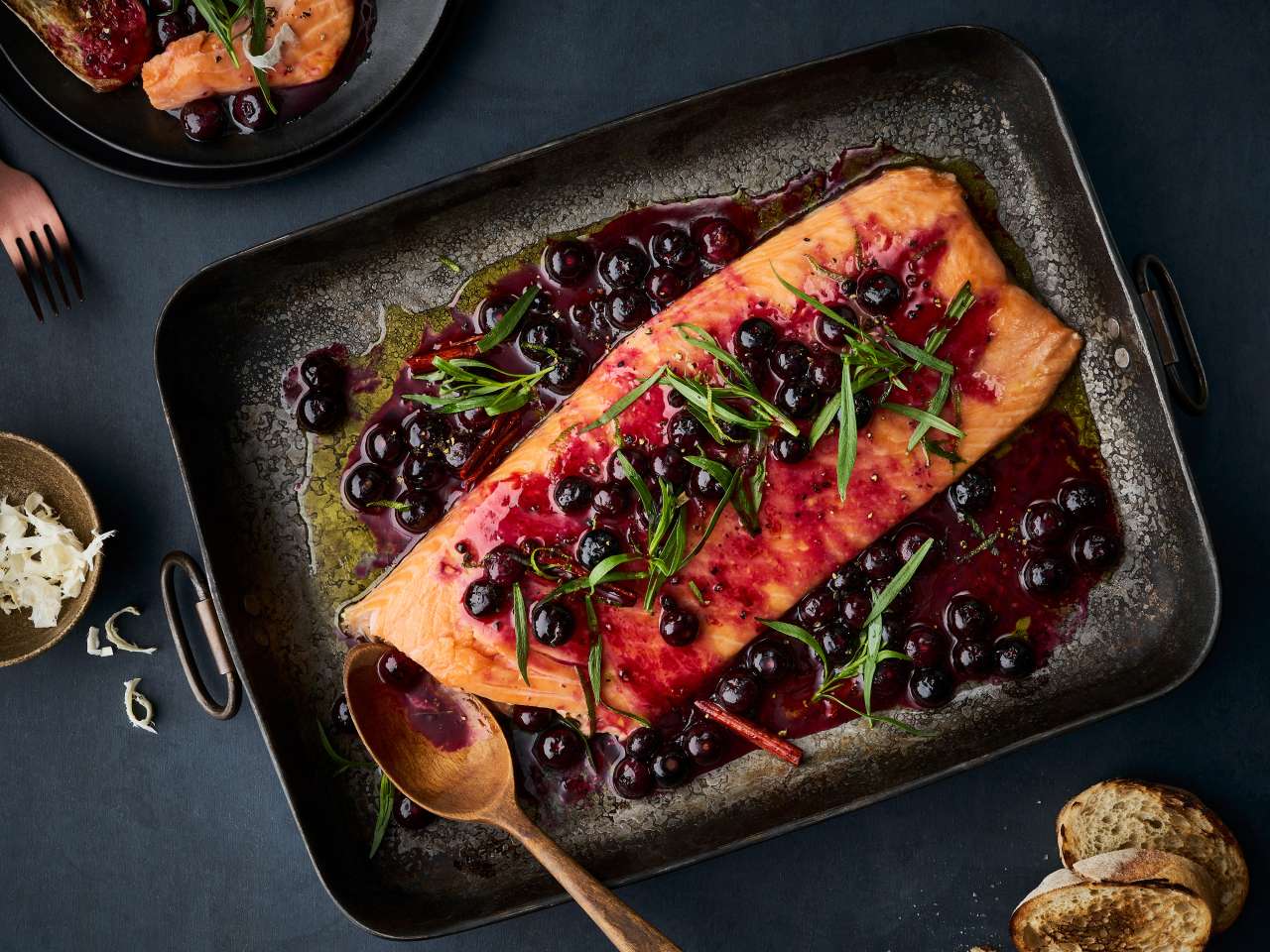 Rezept: Ofenlachs mit Blaubeer-Wacholder-Sirup Rezept: Ofenlachs mit Blaubeer-Wacholder-Sirup