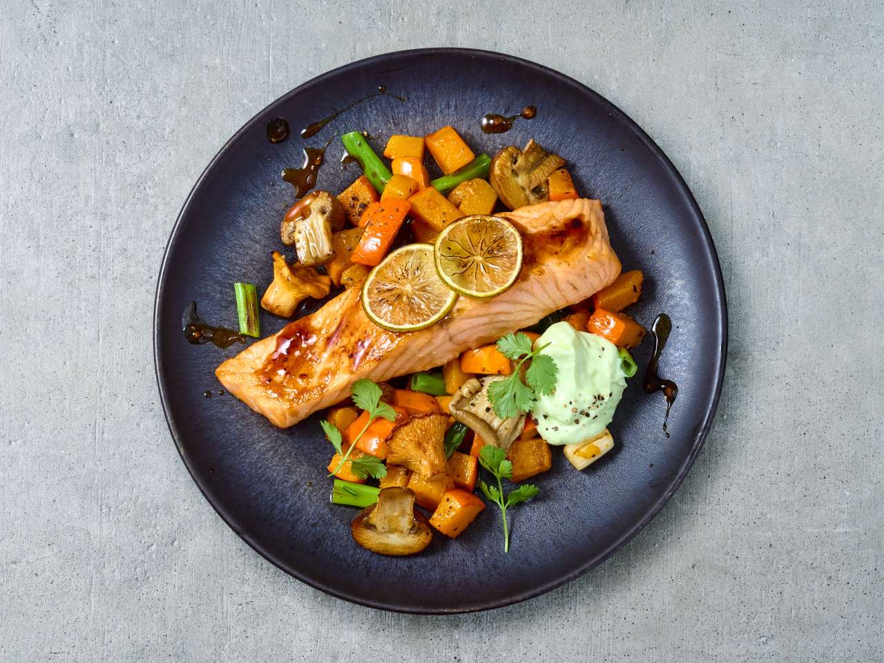 Rezept: Teriyaki-Lemon-Lachs mit Kürbis und Pilzen
