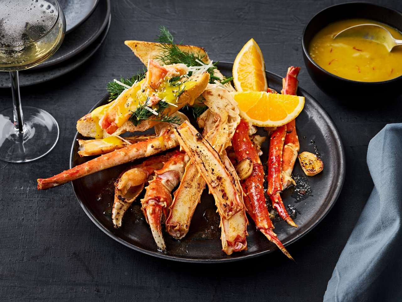 Königskrabbenbeine mit Orangen-Safransauce