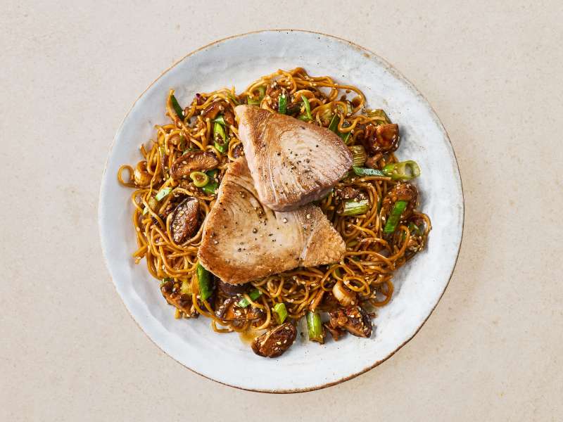 Thunfisch-Medallions mit Shiitake-Nudeln