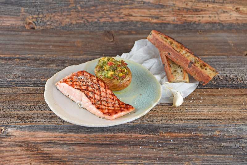 Grilllachs mit gefüllten Pilzen