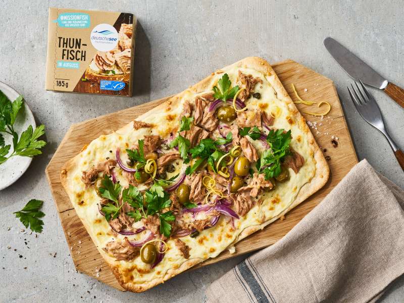 Flammkuchen mit Thunfisch und Oliven