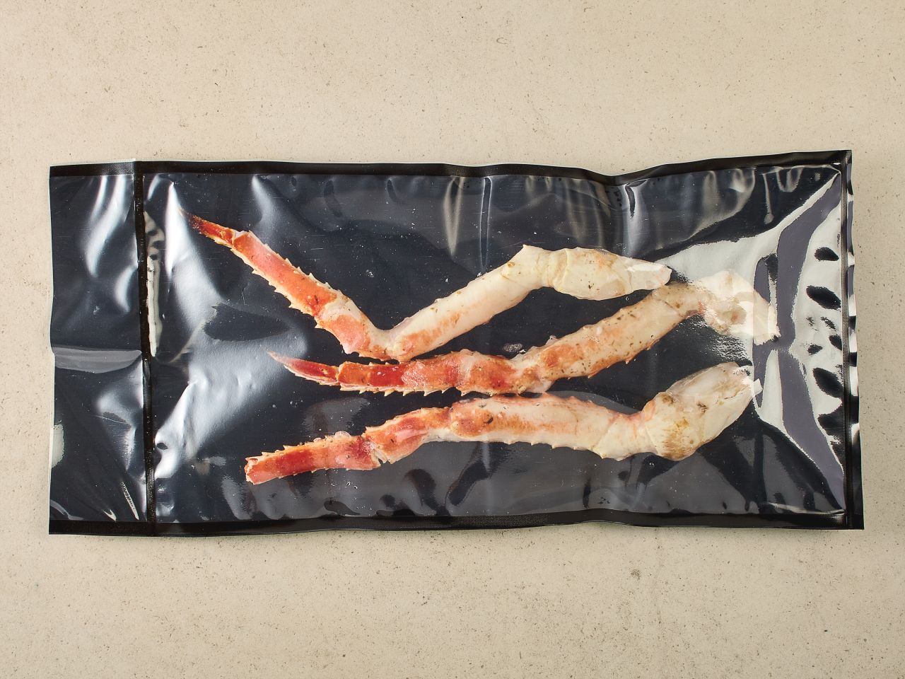 Gekochte Königskrabbenbeine und -scheren · halbiert Gekochte Königskrabbenbeine und -scheren · halbiert