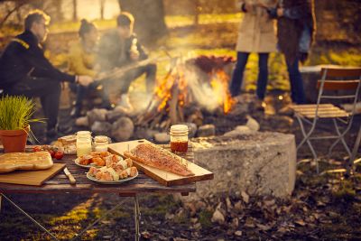 Fischgrillen am Lagerfeuer Fischgrillen am Lagerfeuer