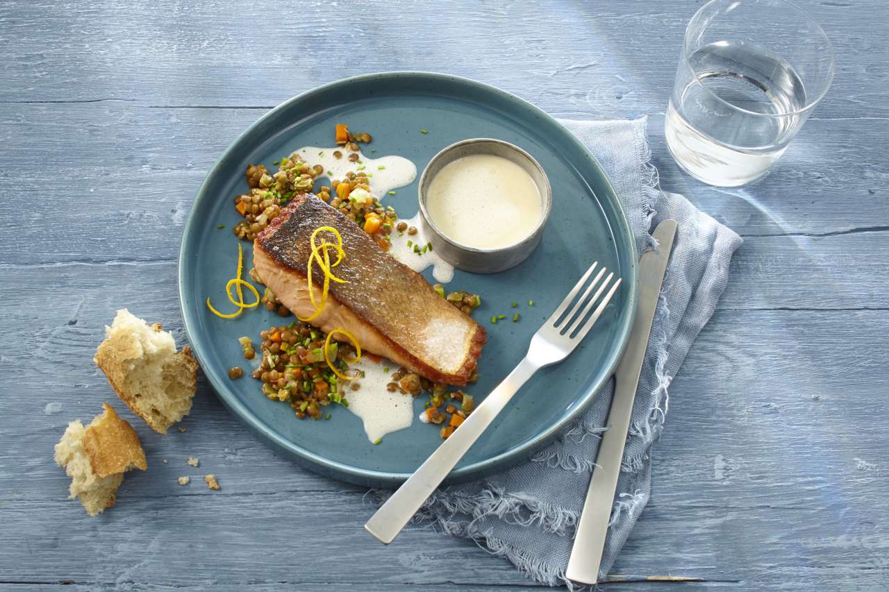 Lachs mit Weißweinbutter & Honiglinsen