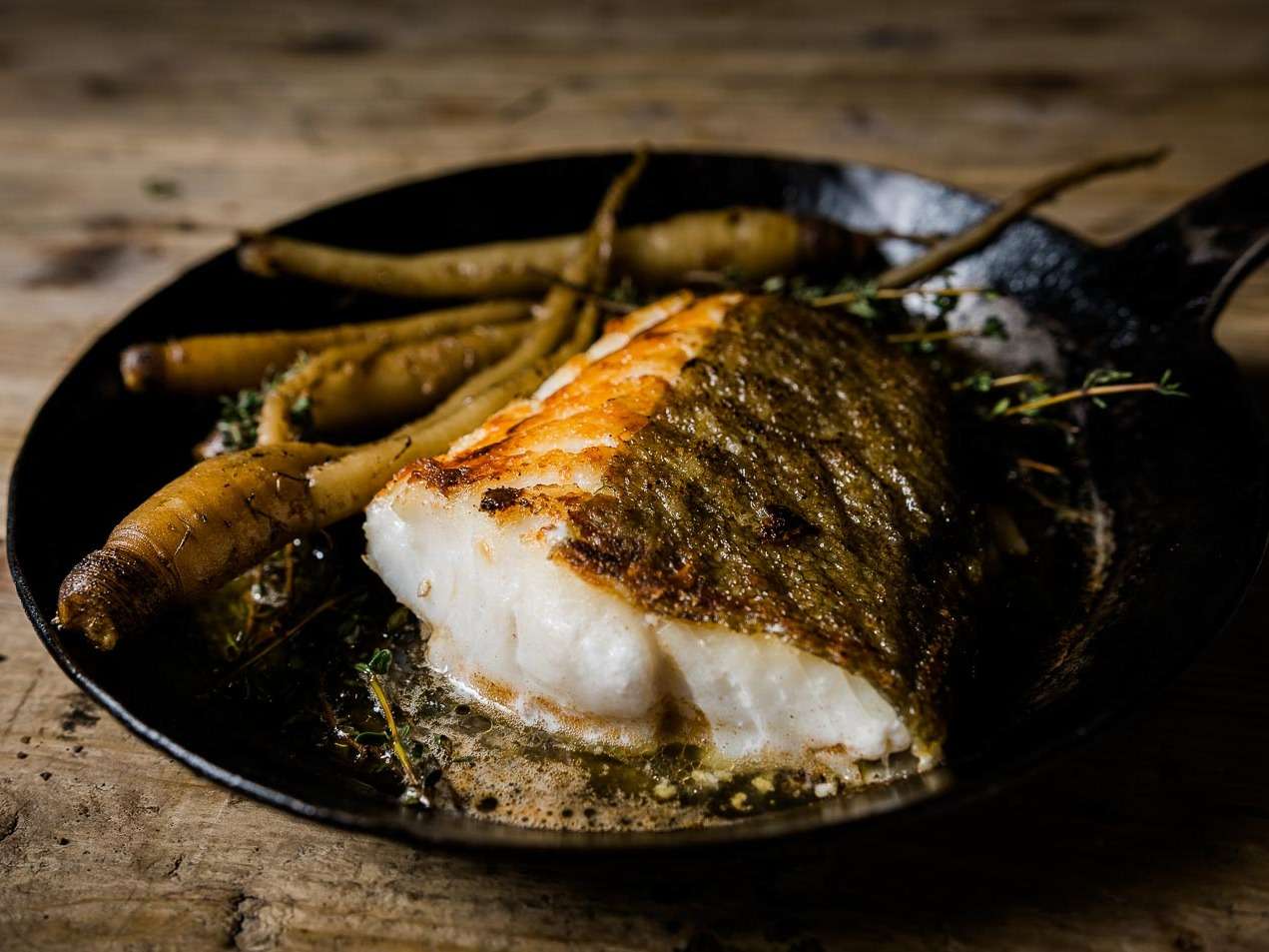 Skrei mit Haferwurzeln, Spitzkohl und reduzierter Sahne