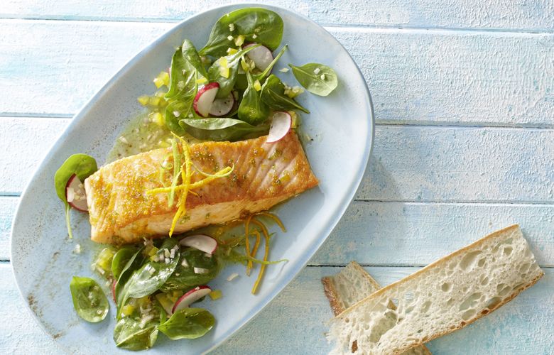 Zitruslachs auf Spinatsalat mit Ingwer