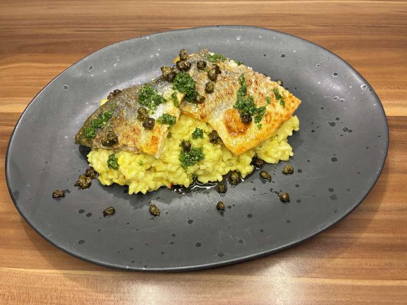 Doradenfilets auf Safran-Risotto
