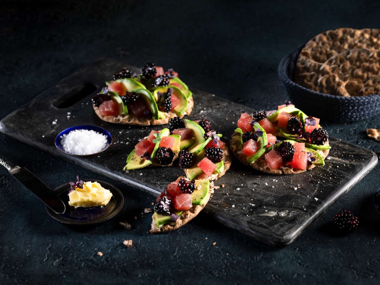 Thunfisch-Knäcke mit Avocado & Brombeeren Thunfisch-Knäcke mit Avocado & Brombeeren