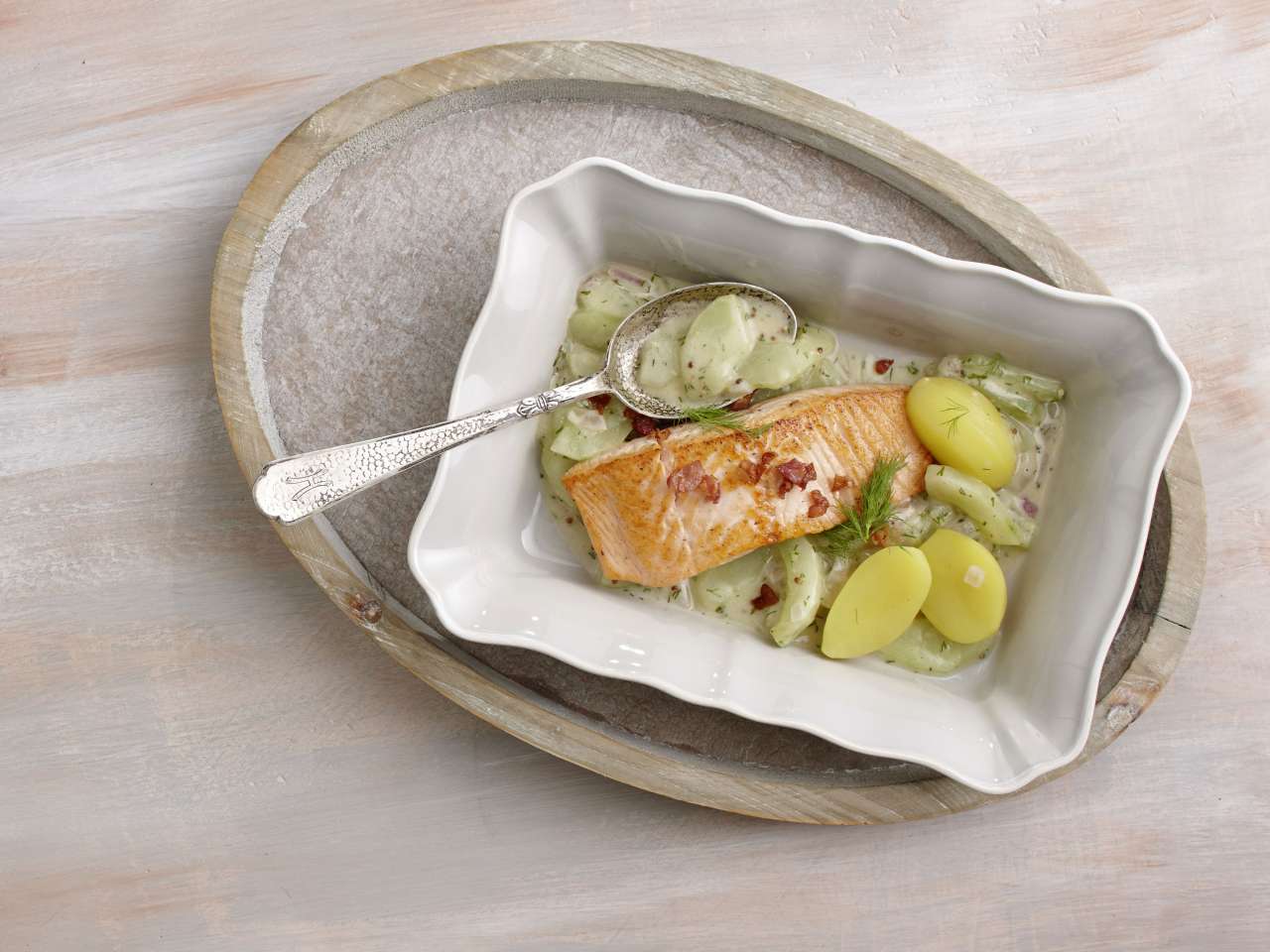 Bio-Lachsfilets mit Schmorgurken & Speck