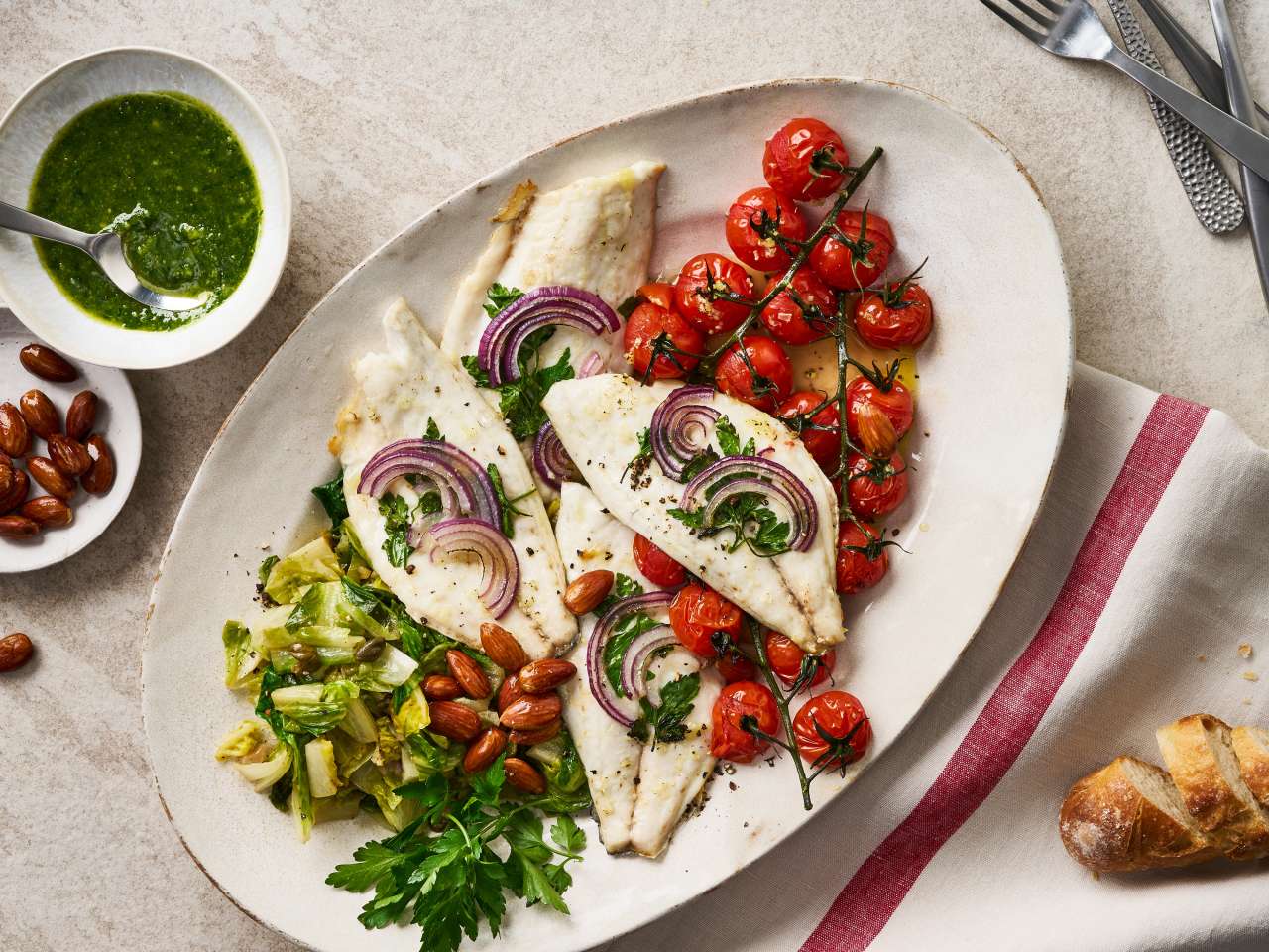 Doraden-Platte mit lauwarmem Salat und Schmortomaten