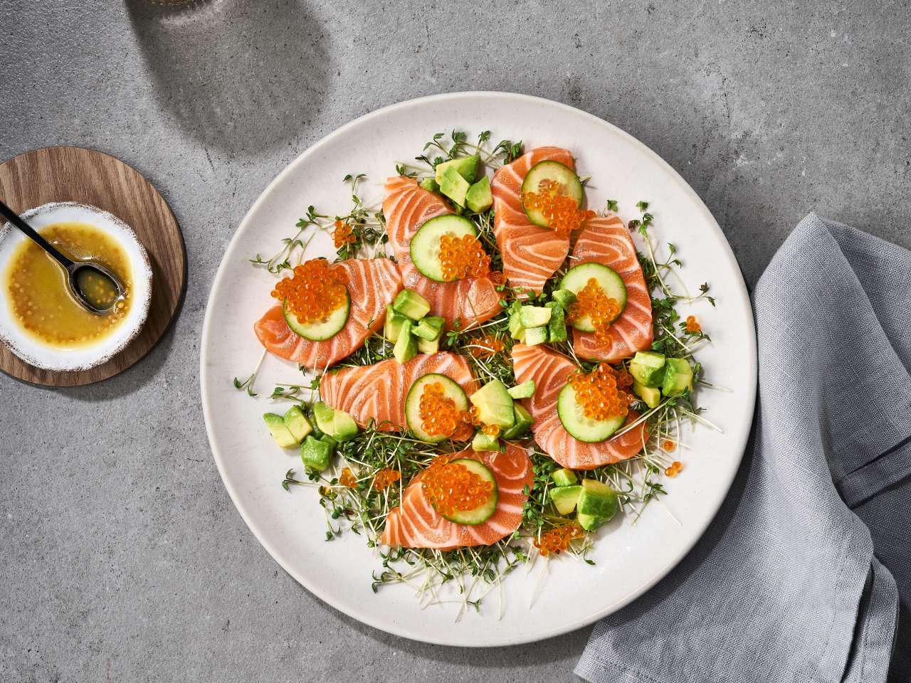 Grünes Lachs-Crudo mit Senfkörner-Dressing