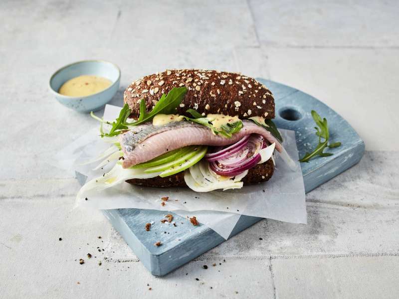 Matjesbrötchen mit Fenchel, Apfel und Mango-Chilisauce