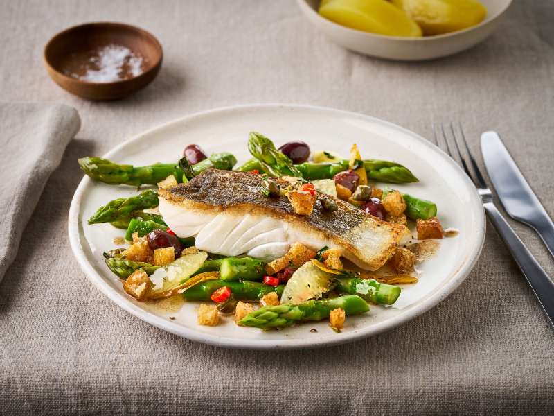 Skrei Grenobler Art mit grünem Spargel