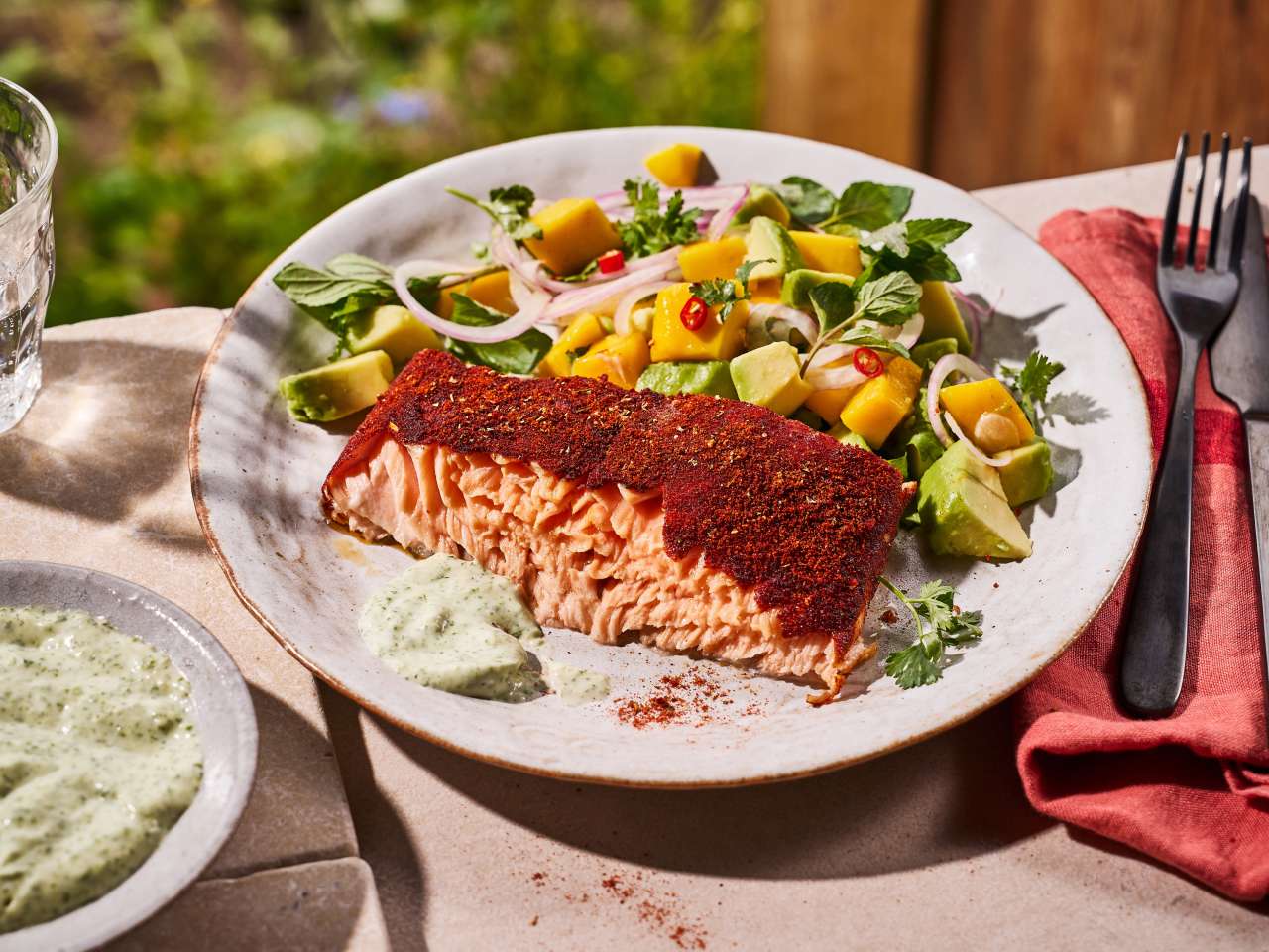 Rezept: Plankenlachs mit Mango-Avocado-Salat