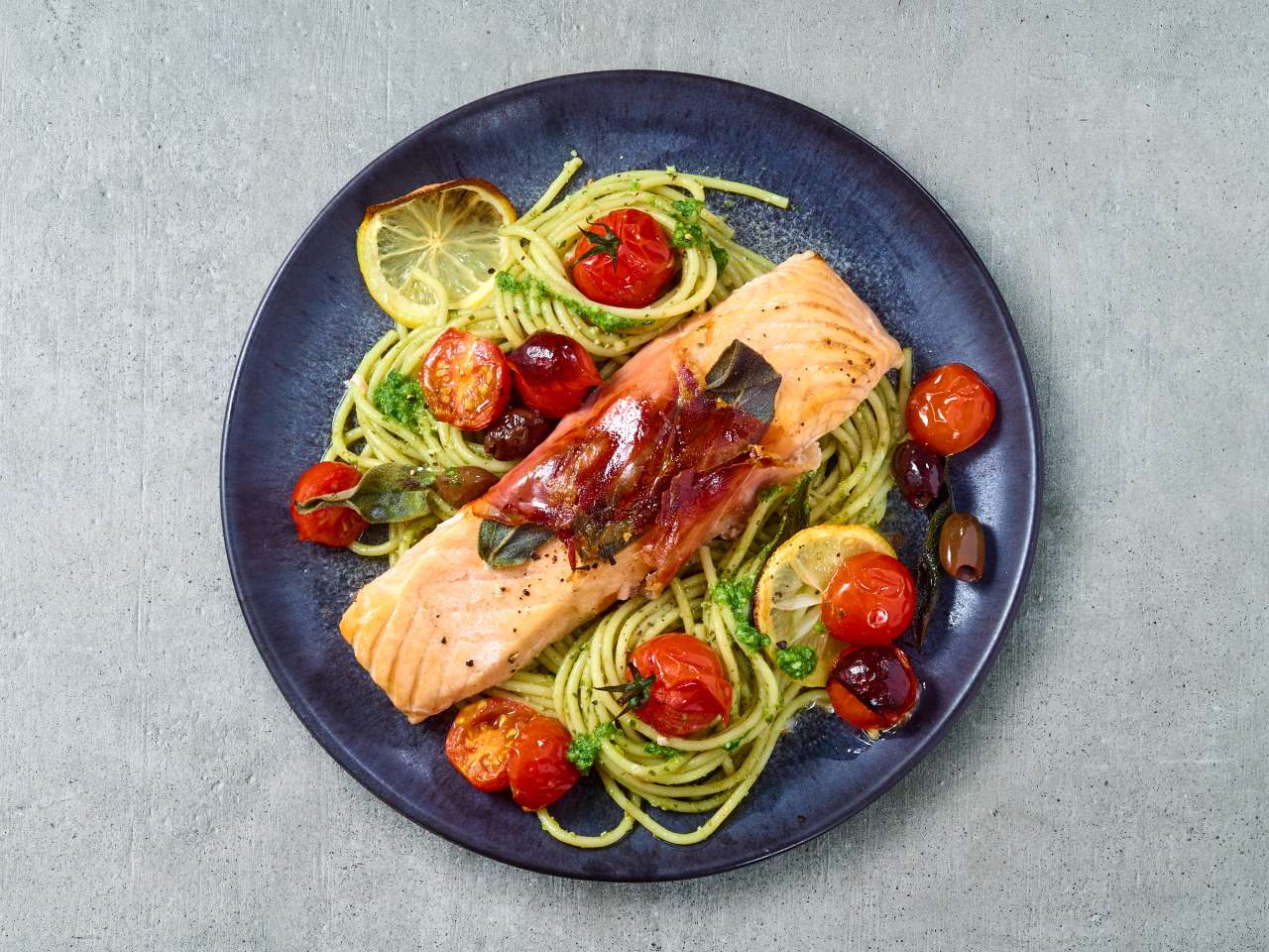 Lachs alla Saltimbocca auf Pestonudeln