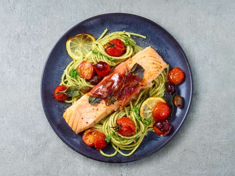 Lachs alla Saltimbocca auf Pestonudeln
