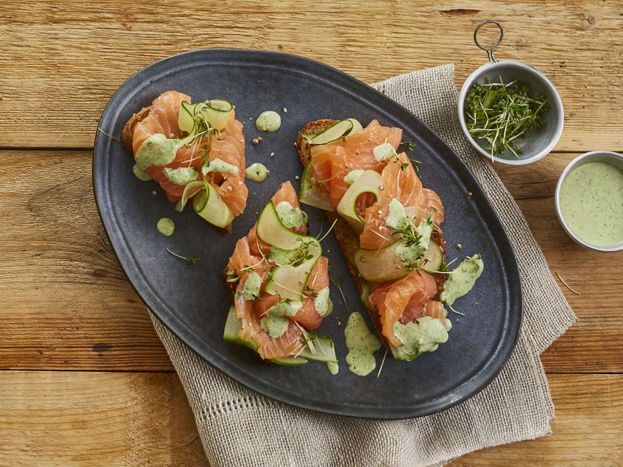 Rezept: Räucherlachs auf krossem Bauernbrot Rezept: Räucherlachs auf krossem Bauernbrot