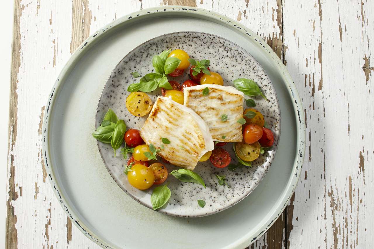 Steinbutt auf buntem Tomatensalat