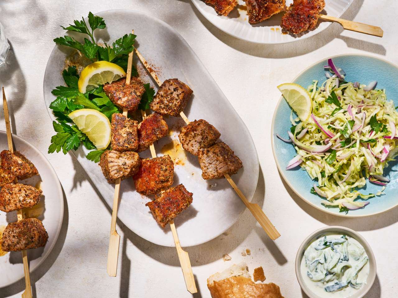 Souvlaki aus Thunfisch und Rotbarsch mit Krautsalat 