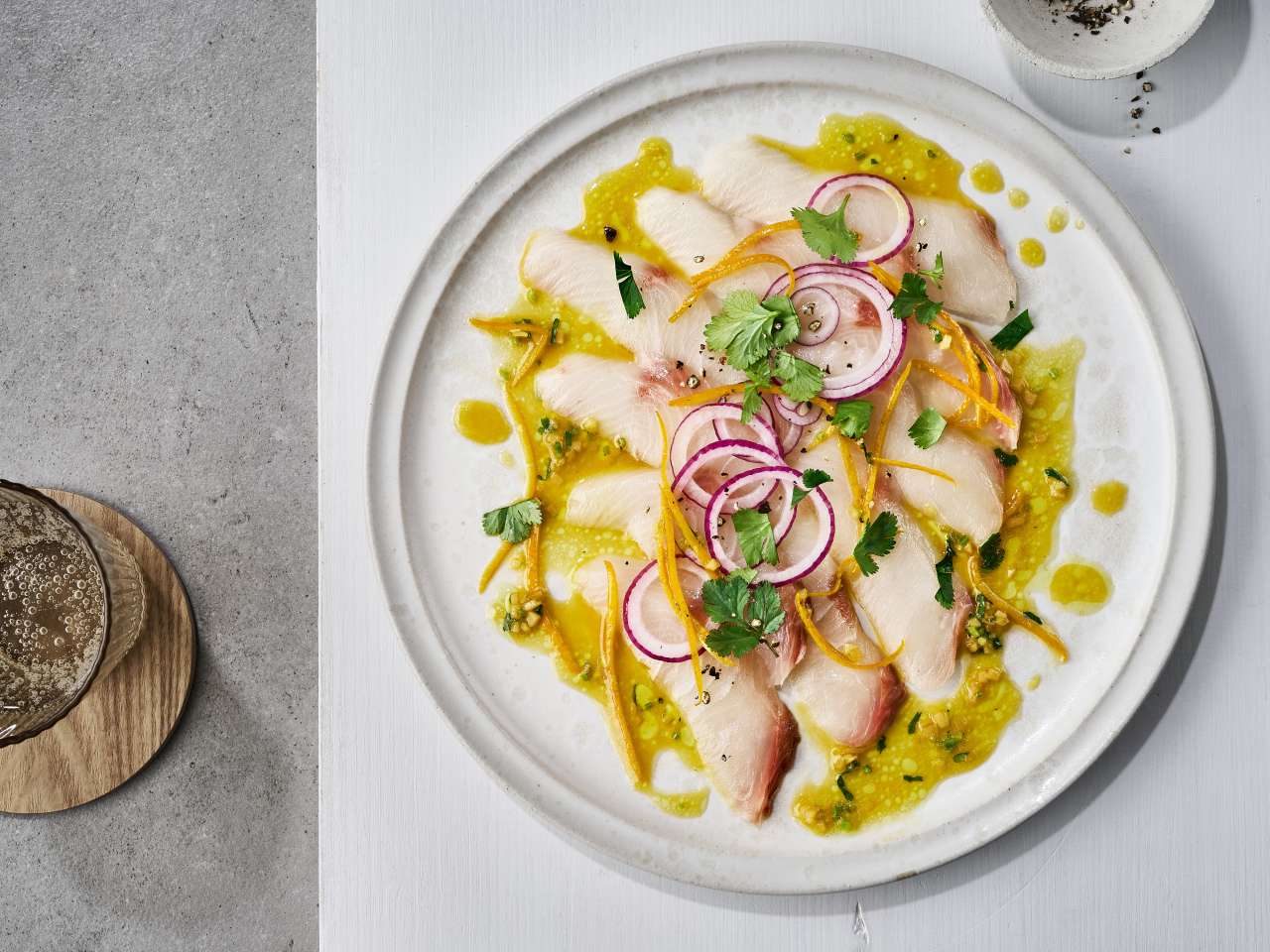 Gelbschwanzmakrelen-Crudo mit Orangen-Ingwer-Dressing