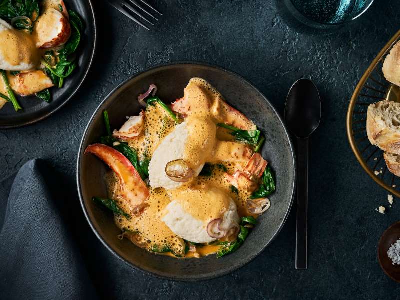 Kabeljaunocken auf Blattspinat mit Hummer-Cassoulet