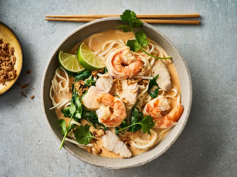 Kokosmilch-Curry-Ramen mit Seelachs und Garnelen