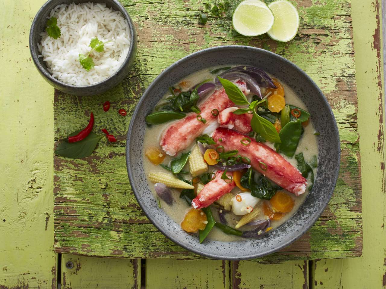 Königskrabbe auf grünem Thai-Curry