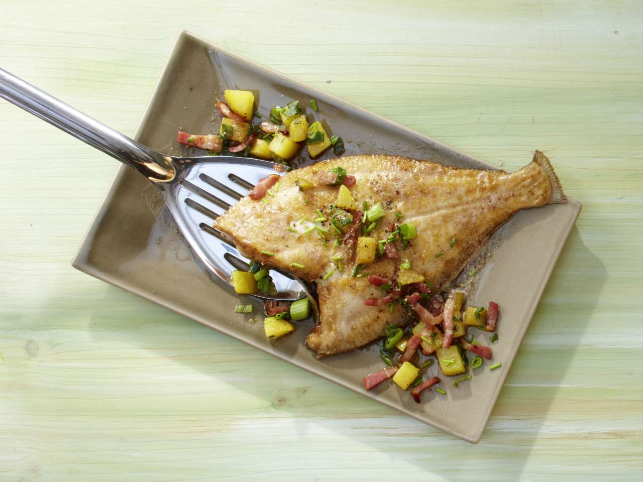 Rezept: Scholle mit Speckkartoffeln & Frühlingszwiebeln