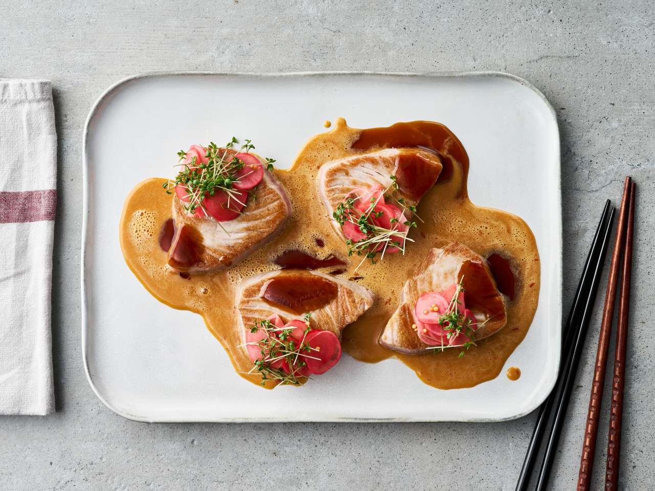 Thunfisch mit Radieschen-Pickels und Miso-Ingwer-Sauce