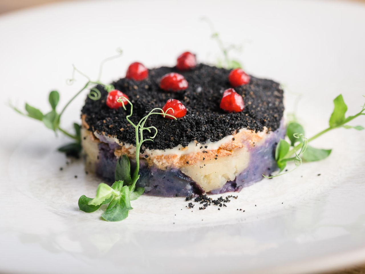 Geräucherter Skrei mit Kartoffelstampf, Preiselbeeren und Röstzwiebelasche