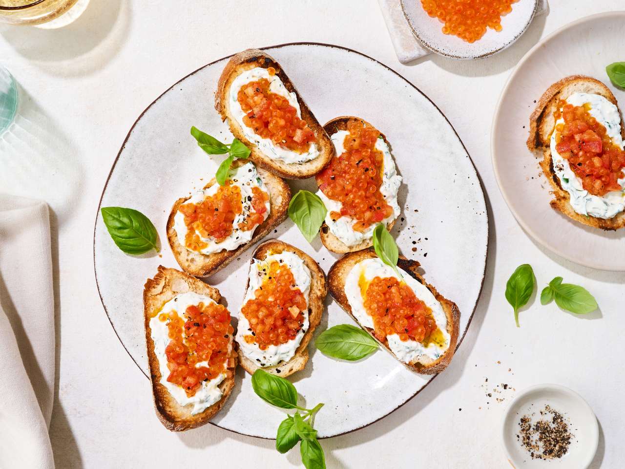 Crostini mit Tomaten und Lachskaviar