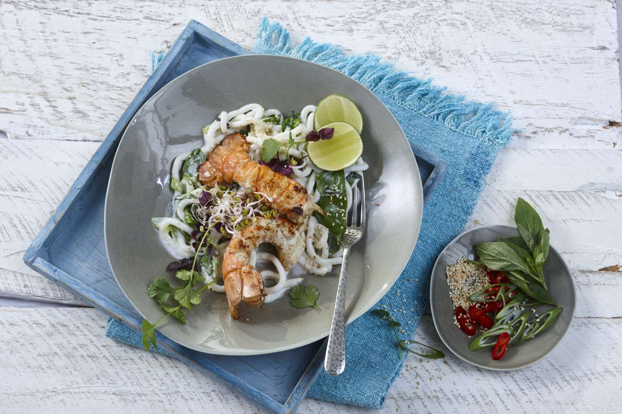 Scampi mit Udon Nudeln, Pak Choi & Koriander Scampi mit Udon Nudeln, Pak Choi & Koriander