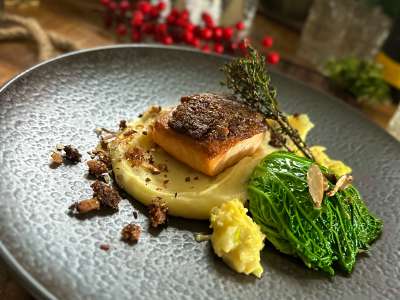 Färöer Lachs mit Lebkuchen-Pumpernickel-Kruste Färöer Lachs mit Lebkuchen-Pumpernickel-Kruste