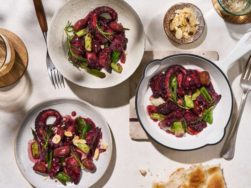 Pulpo mit Oliven und Rotwein